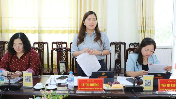 Thành viên Đoàn giám sát trao đổi tại buổi làm việc.
