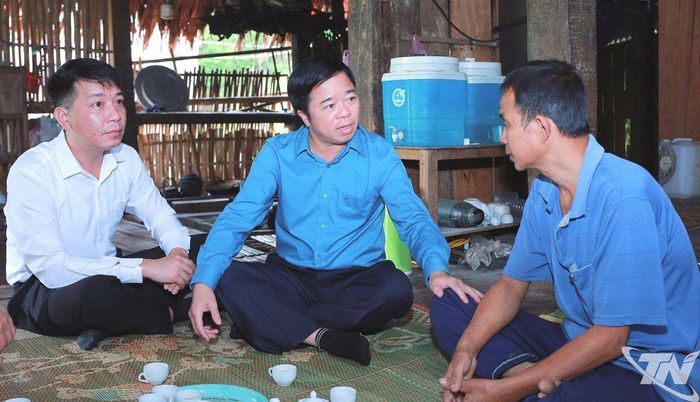 Đồng chí Bùi Văn Lương động viên gia đình ông Triệu Thế Anh (thôn Yên Thượng, xã Yên Thịnh) nỗ lực vươn lên khi được hỗ trợ kinh phí xóa nhà tạm, nhà dột nát.