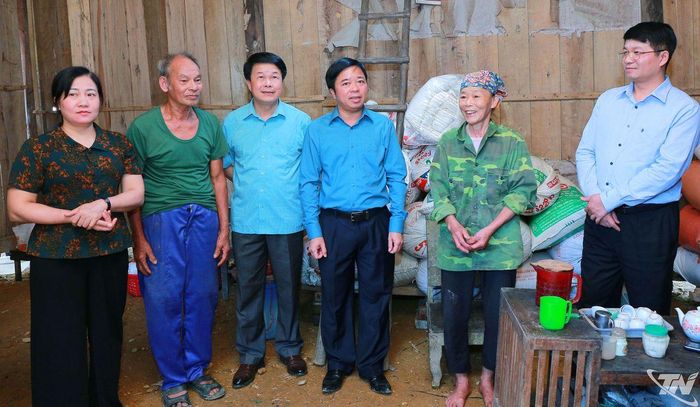 Đồng chí Bùi Văn Lương và Đoàn công tác thăm nắm tiến độ xóa nhà tạm, dột nát trên địa bàn xã Nghĩa Tá.