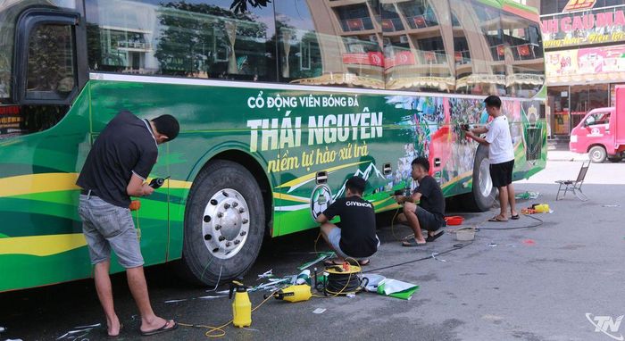 Các thành viên Hội CĐV bóng đá Thái Nguyên chuẩn bị trước giờ lên xe di chuyển.