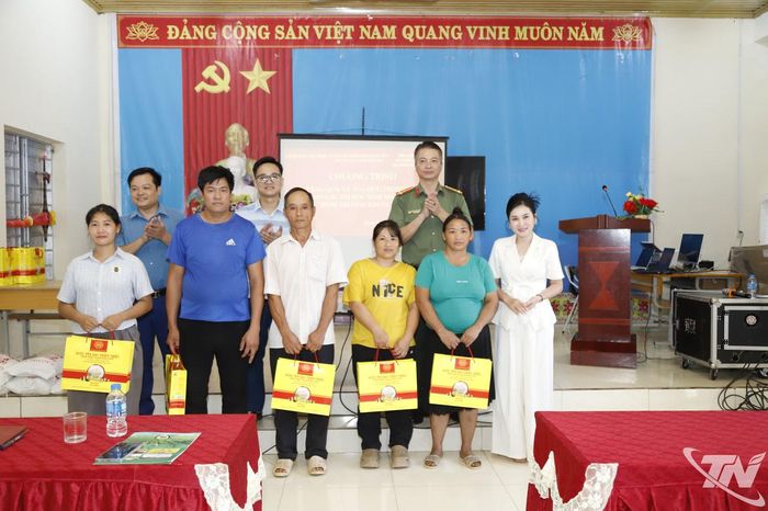Đại diện Phòng An ninh nội địa và nhà hảo tâm tặng quà cho các gia đình có hoàn cảnh khó khăn.