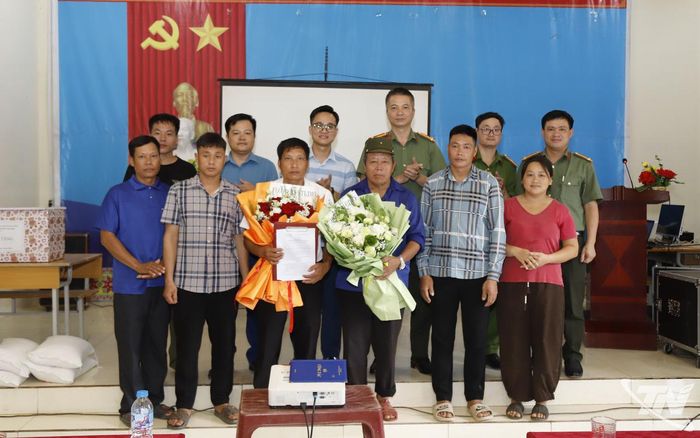 Các thành viên "Xóm đạo tự quản về an ninh trật tự" Khuổi Mèo.