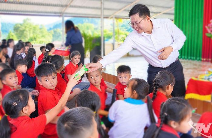Đồng chí Đinh Quang Tuyên chia quà cho các em thiếu nhi.