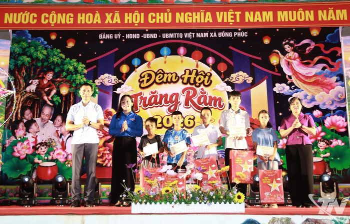 Đoàn công tác trao tặng các phần quà có giá trị cho học sinh có hoàn cảnh khó khăn vượt khó học giỏi.