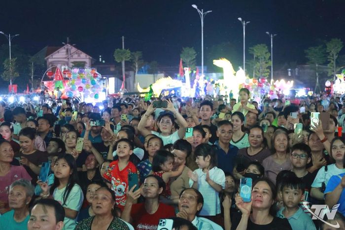 Đông đảo người dân có mặt tại quảng trường trung tâm xã Phú Bình.