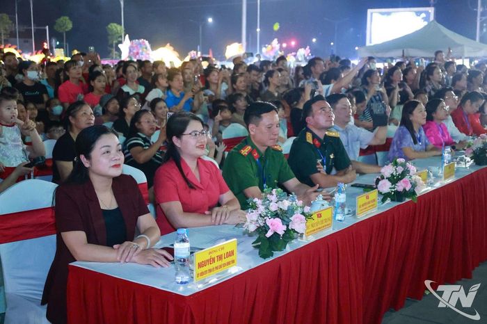 Đồng chí Phó Chủ tịch UBND tỉnh Nguyễn Thị Loan vui Tết Trung thu cùng thiếu nhi xã Phú Bình.