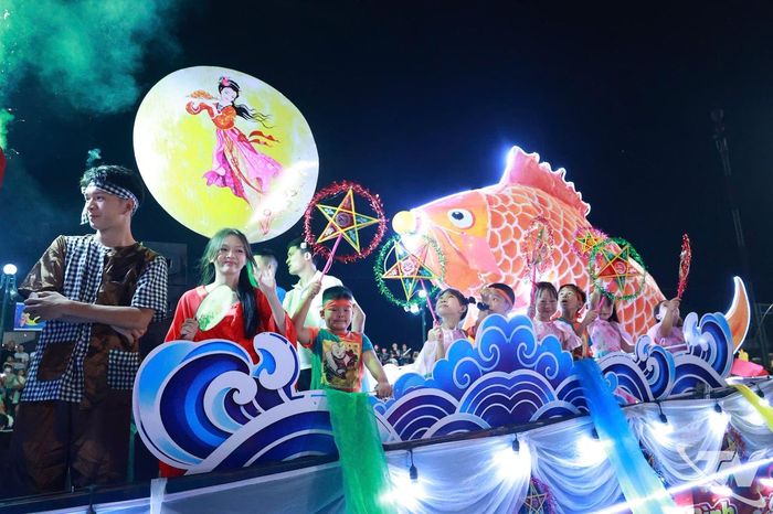 Mô hình đèn cá chép vượt vũ môn được các em nhỏ và bà con yêu thích.