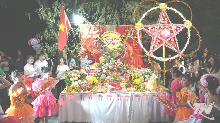 Phần thi trang trí đèn Trung thu truyền thống và trưng bày mâm cỗ Trung thu.