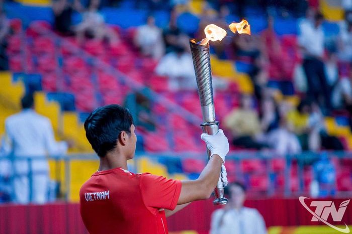 Điểm nhấn của lễ khai mạc là nghi thức thắp lửa truyền thống.
