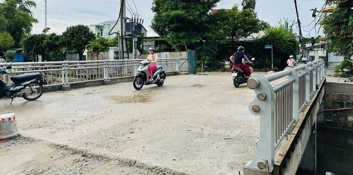 Các phương tiện lưu thông qua cầu Ông Thượng.