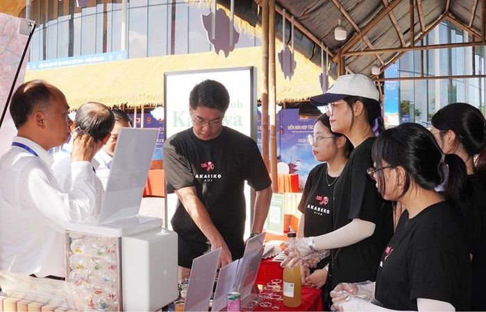 Doanh nghiệp tham gia giới thiệu sản phẩm tại khu trưng bày giới thiệu sản phẩm địa phương.