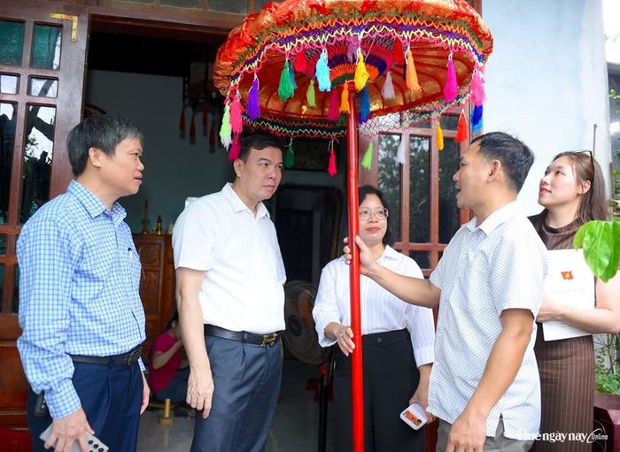  Đoàn khảo sát mô hình sản xuất, kinh doanh mặt hàng thủ công truyền thống. 