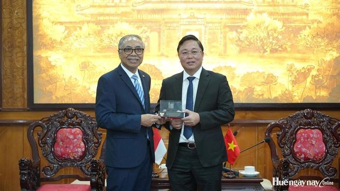 Ngài Adam Mulawarman Tugio tặng quà lưu niệm cho Chủ tịch UBND thành phố Lê Trí Thanh. 