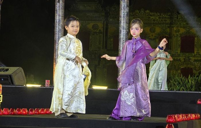 Những người mẫu nhí trình diễn thời trang áo dài tại chương trình