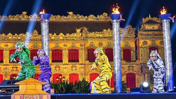Các nghệ sĩ của Nhà hát Nghệ thuật Truyền thống Cung đình Huế với tiết mục "Ngũ hổ hí cầu"
