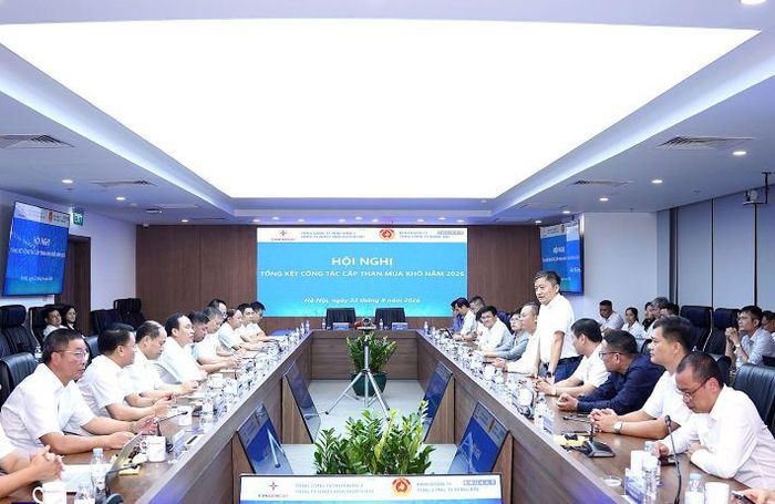 Chủ tịch HĐTV EVNGENCO1 - ông Nguyễn Tiến Khoa phát biểu tại Hội nghị tổng kết,  rút kinh nghiệm công tác cấp than mùa khô 2026