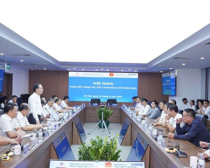 Thiếu tướng Đỗ Mạnh Khảm - Tư lệnh binh đoàn, Chủ tịch kiêm Tổng giám đốc Tổng công ty Đông Bắc phát biểu tại hội nghị tổng kết, rút kinh nghiệm công tác cấp than mùa khô 2026