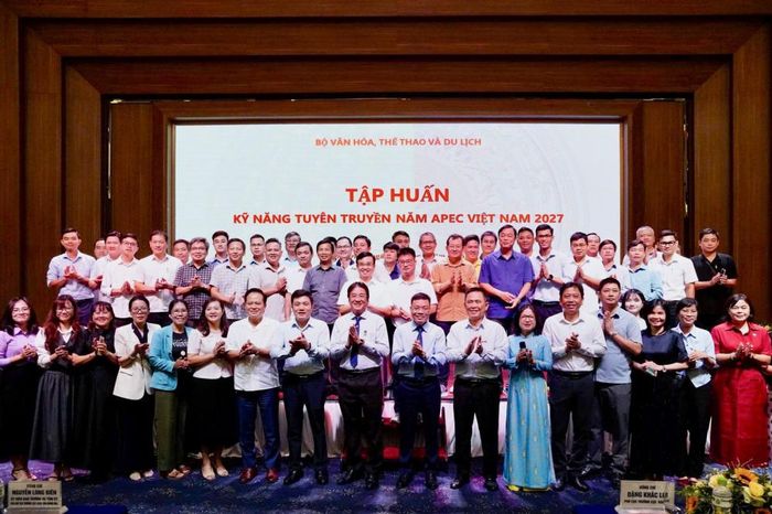 Các đại biểu chụp ảnh lưu niệm tại buổi tập huấn.