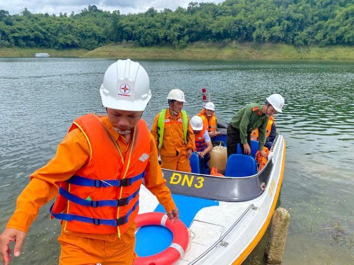 Đoàn kiểm tra liên ngành thực hiện kiểm tra hồ Đồng Nai 3
