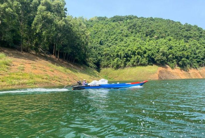 Một số hộ dân lưu thông trên hồ không trang bị áo phao