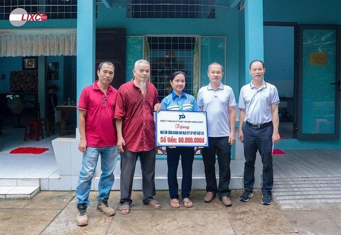 Gia đình chị Liên nhận quà từ các đơn vị đồng hành tại buổi bàn giao “Mái ấm Lixco”