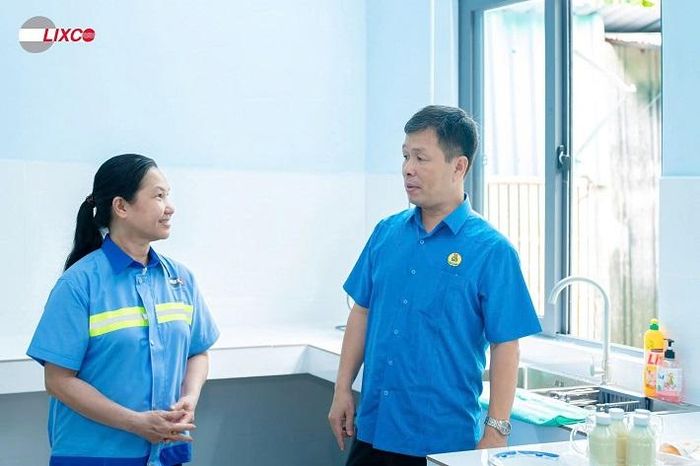 Ông Nguyễn Huy Thông trò chuyện, động viên chị Liên, công nhân Tổ 8 LIXCO, tại buổi bàn giao “Mái ấm Lixco”