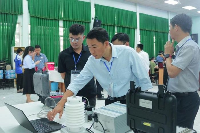 Giảng viên truyền đạt kiến thức
