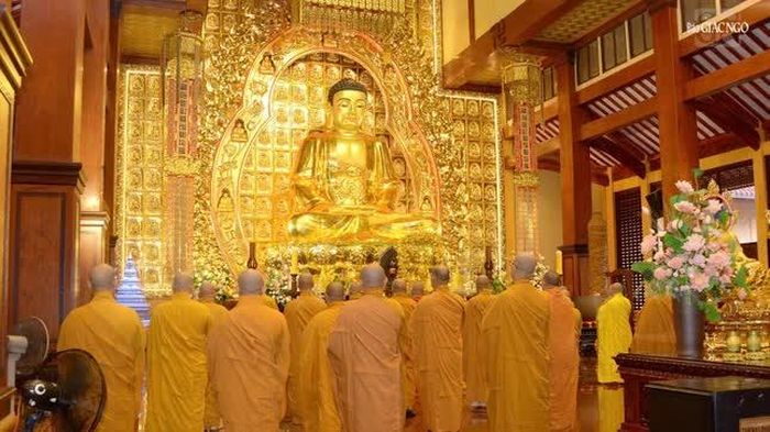 Truyền thống của Phật giáo TP.HCM, sau mùa An cư kiết hạ, chư Tăng sẽ thực hiện Lễ Bố-tát định kỳ vào sáng 14 ÂL hàng tháng