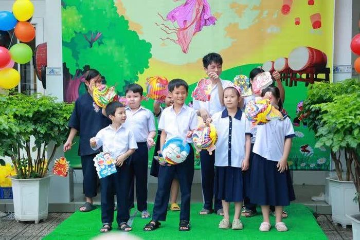 Các em học sinh vui Tết Trung thu tại chùa Sùng Đức