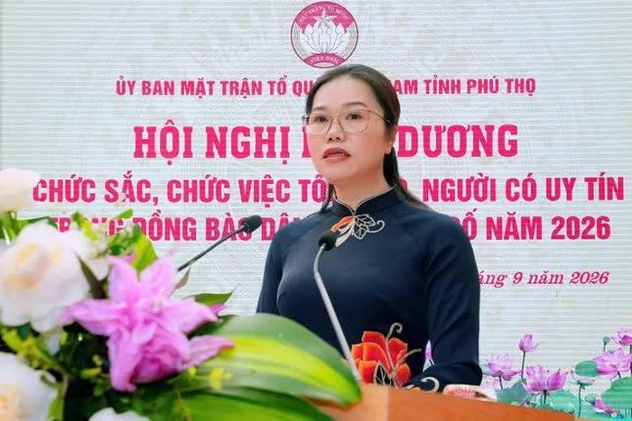Bà Bùi Thị Minh, Phó Bí thư Tỉnh ủy, Chủ tịch Ủy ban MTTQVN tỉnh Phú Thọ phát biểu tại hội nghị