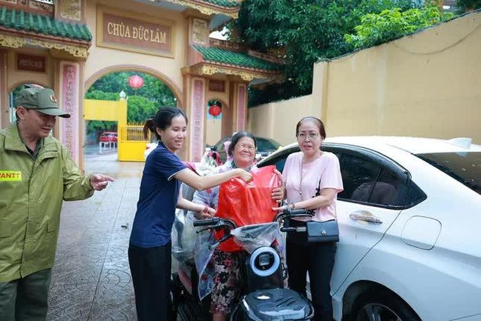 400 phần quà trao đến bà con có hoàn cảnh khó khăn và các em thiếu nhi tại địa phương nhân dịp tưởng niệm 6 năm ngày Hòa thượng Thích Giải Thiện, trụ trì chùa viên tịch