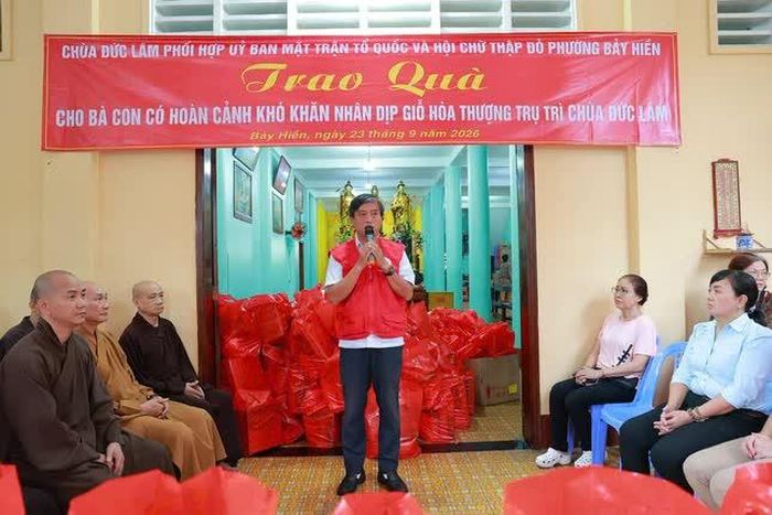 Đại diện Hội Chữ thập đỏ P.Bảy Hiền tri ân chư Tăng, Phật tử và mạnh thường quân chùa Đức Lâm