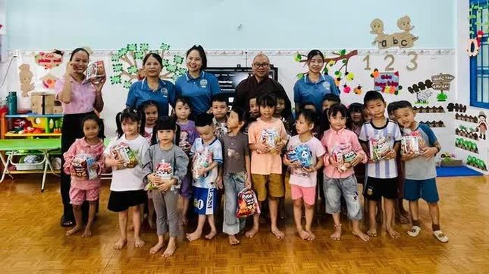 Đại đức Thích Bảo Hưng trao quà đến các em