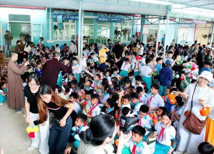 Đông đảo các em thiếu nhi đồng bào tại xã Trà Tập và Nam Trà My tham dự ngày hội Trung thu