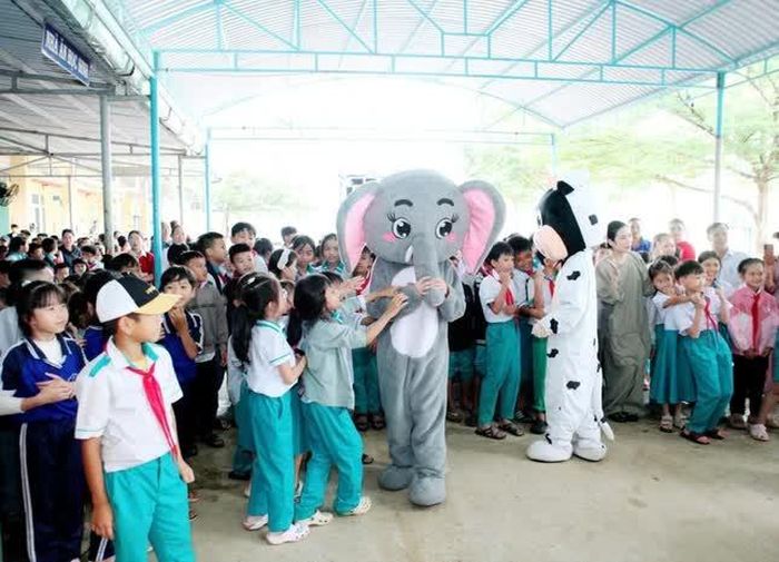 2.300 phần quà gửi tặng đến các em thiếu nhi