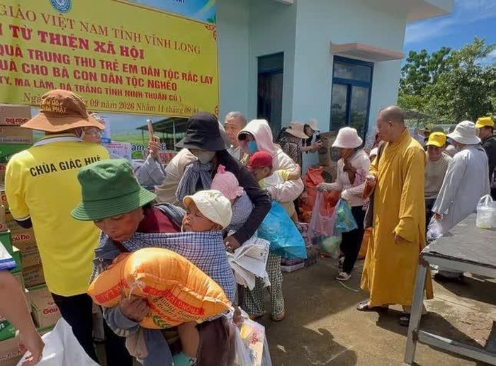 Thượng tọa Thích Mật Tịnh trao quà đến các hộ nghèo