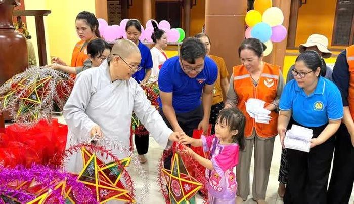Ni sư Thích nữ Từ Thảo tặng lồng đèn đến các em thiếu nhi trong chương trình “Trung thu yêu thương” tại chùa Sùng Hưng