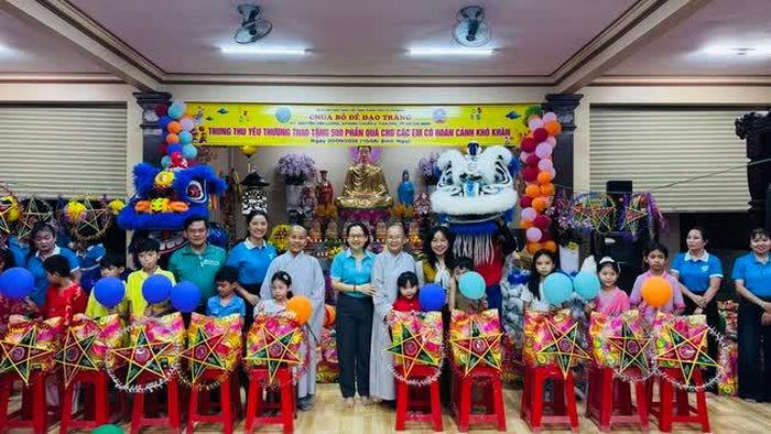 500 phần quà Trung thu tặng đến các em thiếu nhi có hoàn cảnh khó khăn tại địa phương