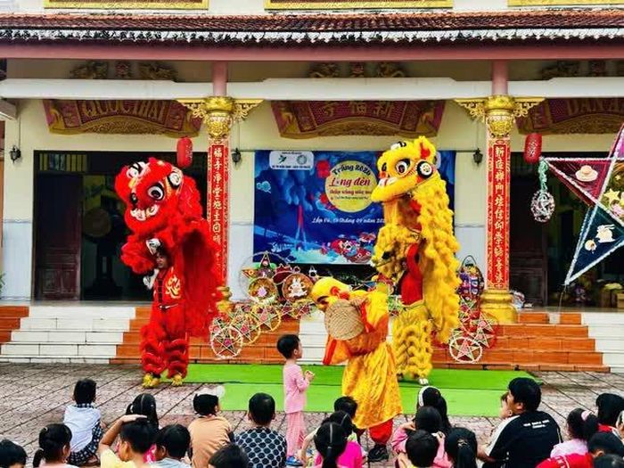 Nhiều tiết mục văn nghệ, múa và buổi diễn nghệ thuật, tạo nên không khí Trung thu rộn ràng và gần gũi dành cho các em thiếu nhi