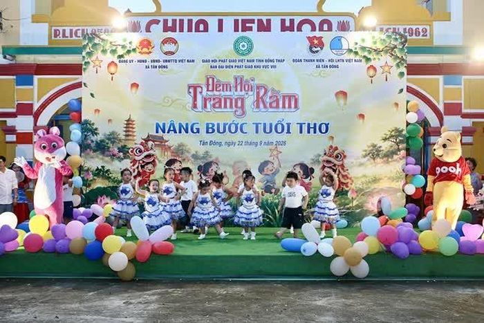 Tặng quà, văn nghệ vui chơi trong ngày hội Trung thu