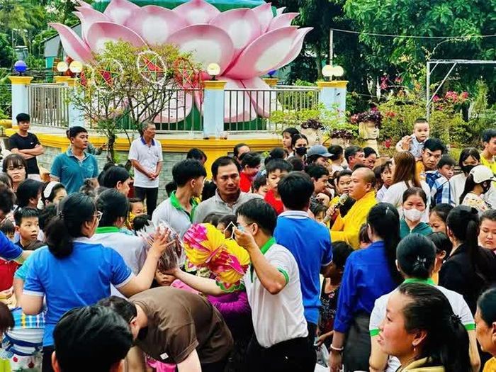 Đại Đức Thích Huệ Nghiêm chia sẻ, tặng quà các em thiếu nhi