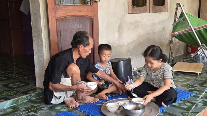 Ông Quý trở thành người nội trợ, lo ăn uống cho 2 cháu ngoại