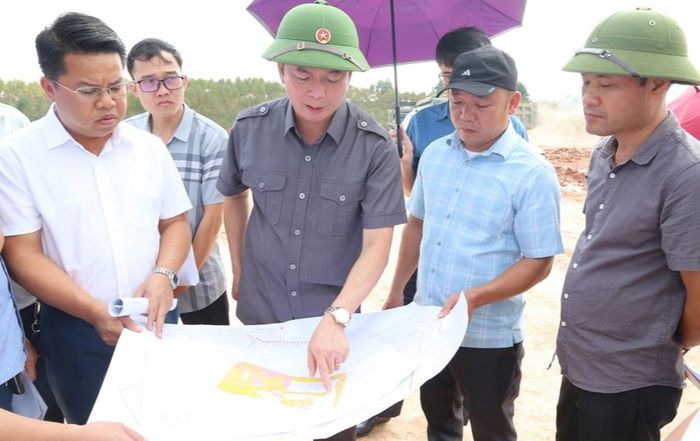 Phó Chủ tịch Thường trực UBND tỉnh Lạng Sơn kiểm tra thực tế Dự án CCN Na Dương 1. Ảnh: Thùy Linh.