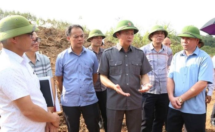 Phó Chủ tịch Thường trực UBND tỉnh Lạng Sơn kiểm tra thực tế Dự án CCN Na Dương 3. Ảnh: Thùy Linh.