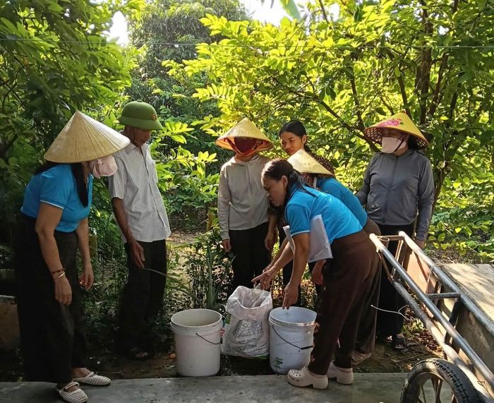 Hội LHPN xã Mai Phụ hướng dẫn người dân phân loại rác tại nhà.