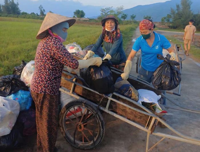 Tổ thu gom rác thải tại hộ gia đình ở thôn Mai Lâm, xã Mai Phụ phát huy hiệu quả xây dựng môi trường xanh, sạch, đẹp.