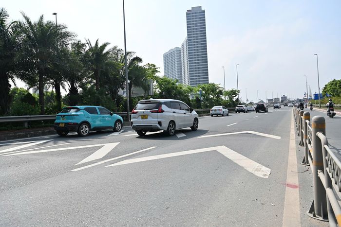 Cùng đó, nhiều vạch xác định khoảng cách xe trên đường cũng được kẻ trên mặt cầu để giúp người lái xe nhận biết việc giữ cự ly an toàn theo quy định với xe chạy liền trước.