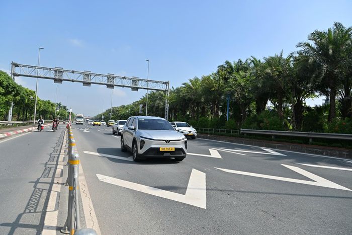 Trước đó, từ đầu tháng 9, lực lượng CSGT phối hợp với đơn vị thuộc Sở Xây dựng Hà Nội đã tiến hành khảo sát thực địa tại cầu Nhật Tân, thống nhất phương án điều chỉnh hạ tầng nhằm phòng ngừa tai nạn liên hoàn và bảo đảm an toàn giao thông trên tuyến.