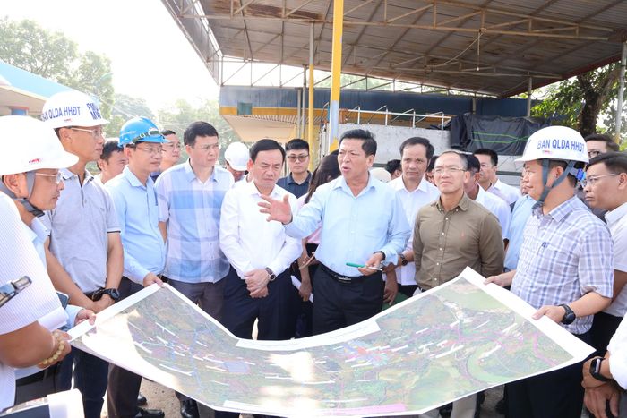 Bộ trưởng Bộ Xây dựng Trần Hồng Minh yêu cầu tổ chức thi công gọn, dứt điểm từng phần việc, hạn chế ảnh hưởng đến người dân.
