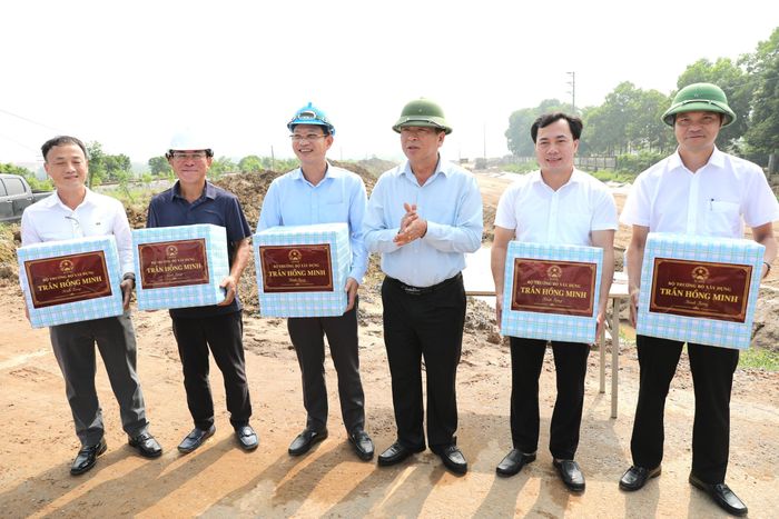 Bộ trưởng Bộ Xây dựng Trần Hồng Minh tặng quà các đơn vị có thành tích, trách nhiệm thuộc dự án Cải tạo, mở rộng quốc lộ 2 đoạn Vĩnh Yên - Việt Trì, tỉnh Phú Thọ.